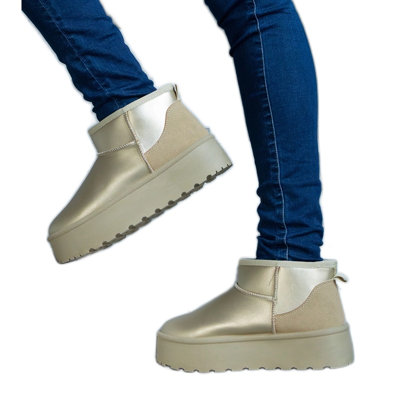 Bottes de neige basses dorées sur la plateforme d'or Bottes de neige basses dorées sur la plateforme d'or