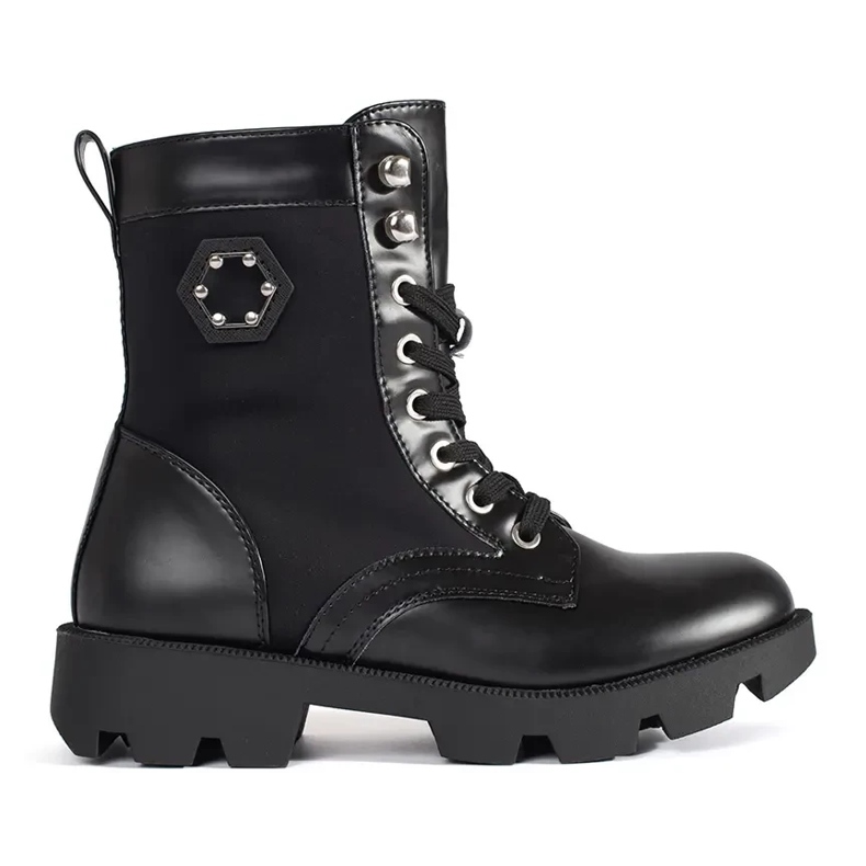 Bottes de travail isolées pour femmes noires sur la plate-forme le noir