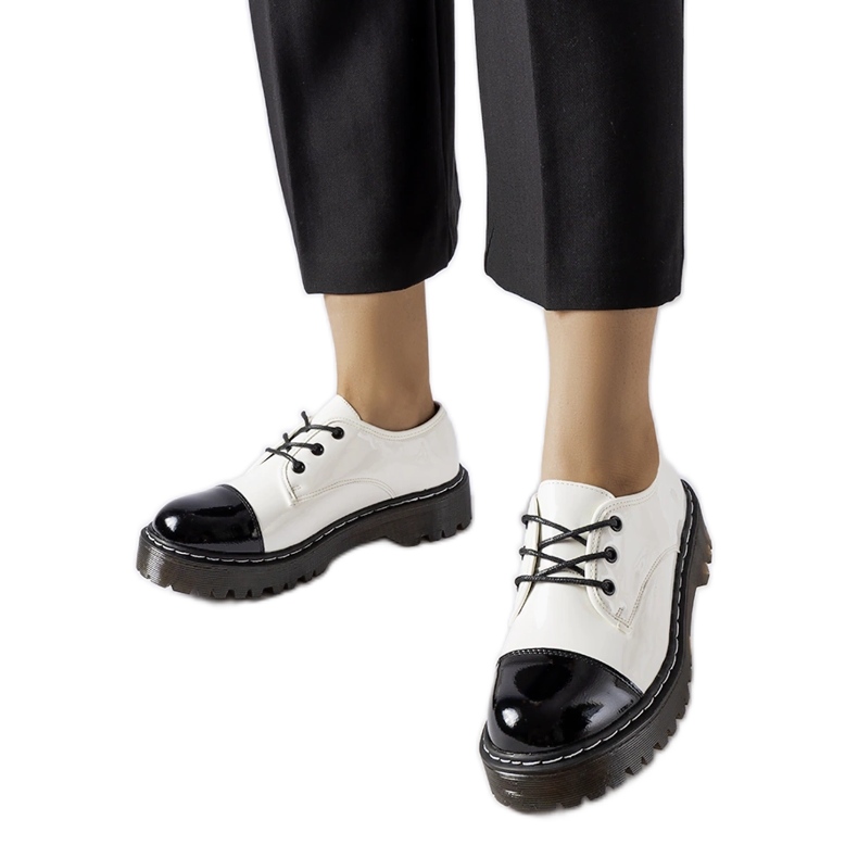 Chaussures vernies blanches et noires Chaussures vernies blanches et noires