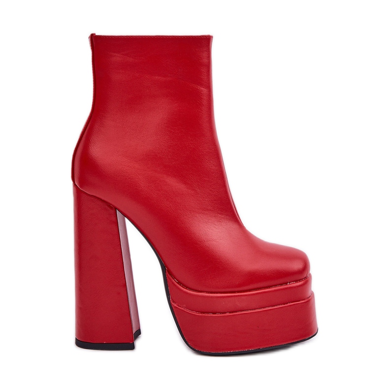 Bottines rouges isolées sur plateforme massive et talon haut