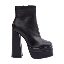 Bottines noires isolées sur plateforme massive et talon haut le noir