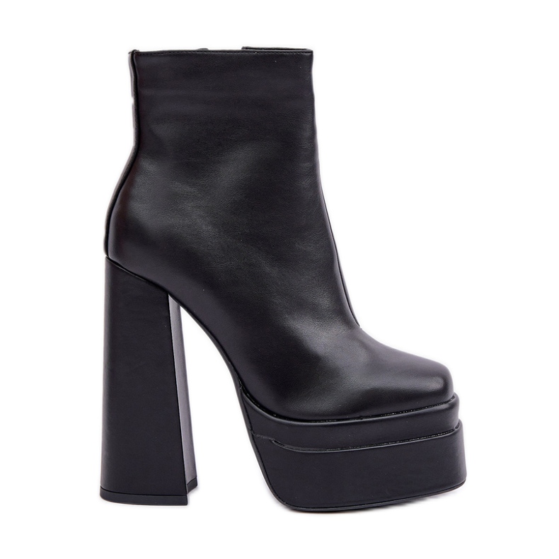 Bottines noires isolées sur plateforme massive et talon haut le noir