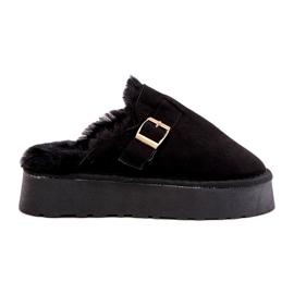 Slippers pour femmes sur une semelle épaisse avec de la fourrure et une serrage noir le noir