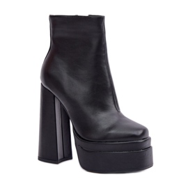 Bottines noires pour femmes sur une plateforme massive le noir