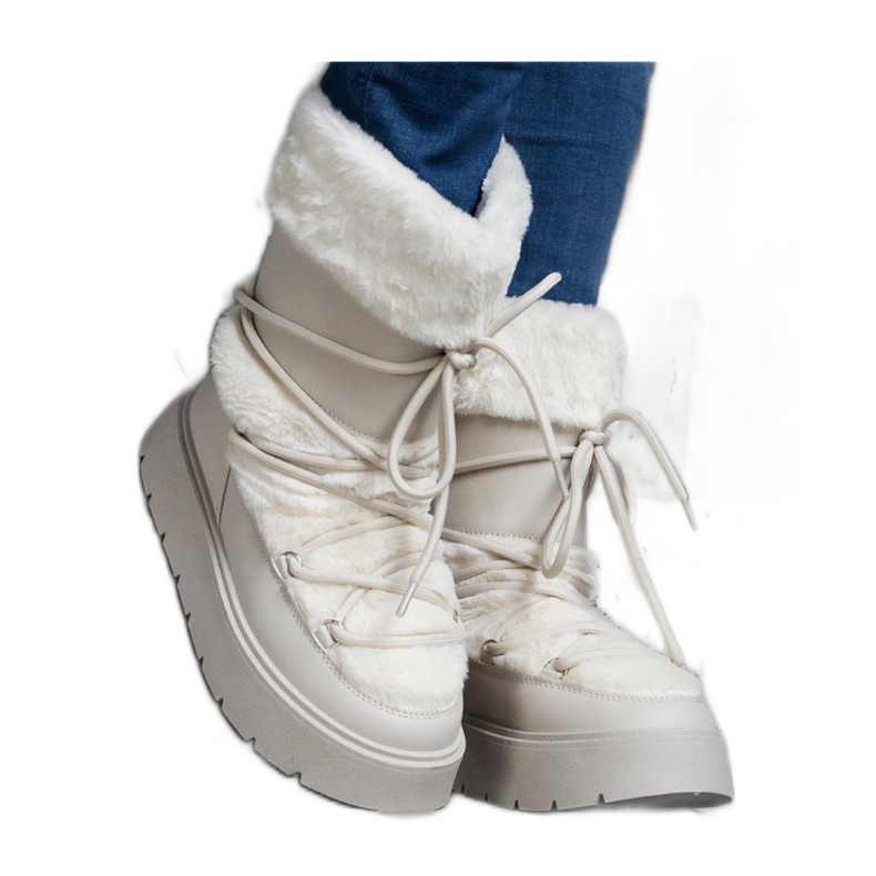 Snow boots isolées à lacets beige clair ornées de fourrure par Istiss - Solea Snow boots isolées à lacets beige clair ornées de fourrure par Istiss - Solea