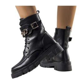 Bottes de randonnée noires isolées le noir