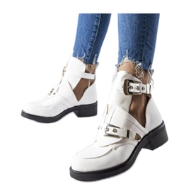 Bottines blanches à découpes