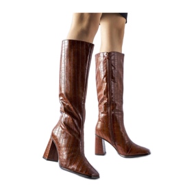 Bottes marron isolées à talons hauts brun