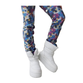 Bottes de neige isolées blanches sur la plateforme Polk - Solea Bottes de neige isolées blanches sur la plateforme Polk - Solea