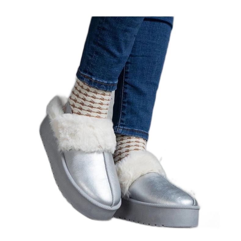 Chaussons plateforme argentés ornés de fourrure avec un élastique au talon, Asza - Solea gris Chaussons plateforme argentés ornés de fourrure avec un élastique au talon, Asza - Solea gris