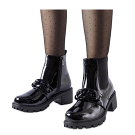Bottines isolées en cuir verni noir avec boucle le noir
