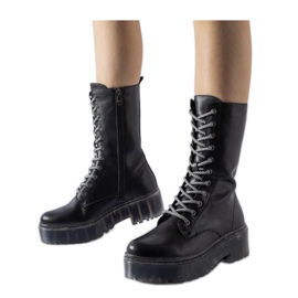 Boots noires, cuir naturel, isolées