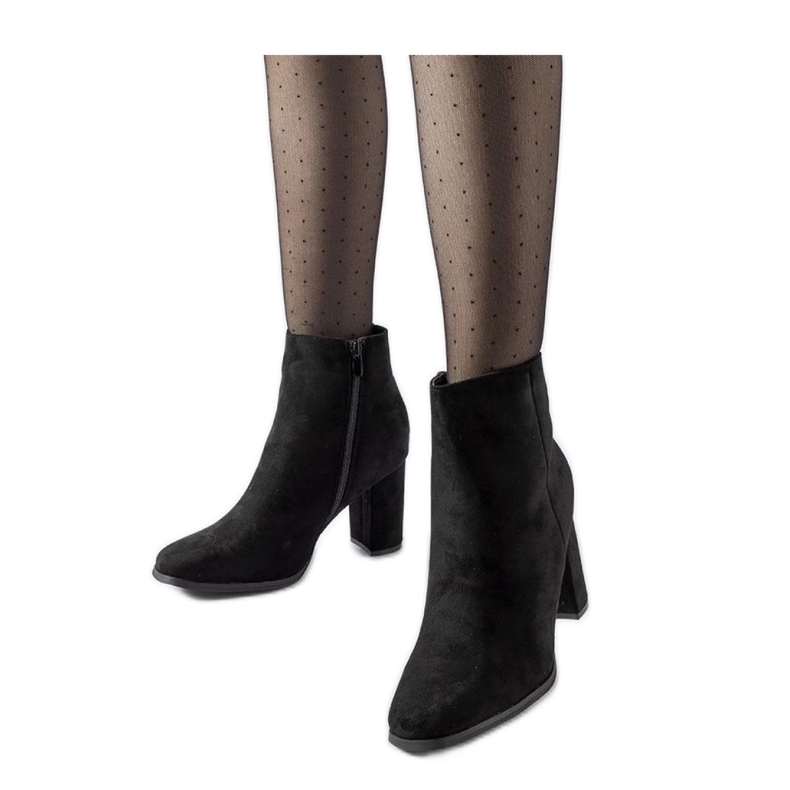 Bottines noires sur le poteau le noir