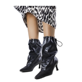Bottes noires à petit talon le noir