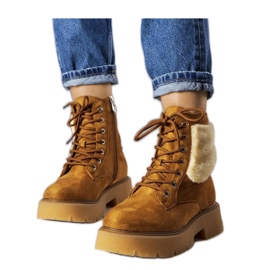 Bottes isolées marron avec fourrure brun