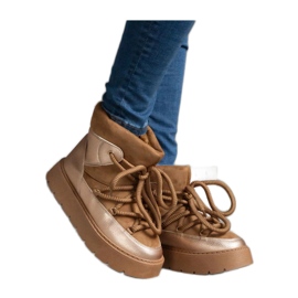 Bottes de neige à plateforme isolées avec de la fourrure brun