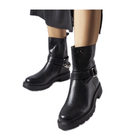 Boots noires ajourées avec une chaîne le noir