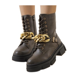 Chaussures de randonnée vertes avec chaîne