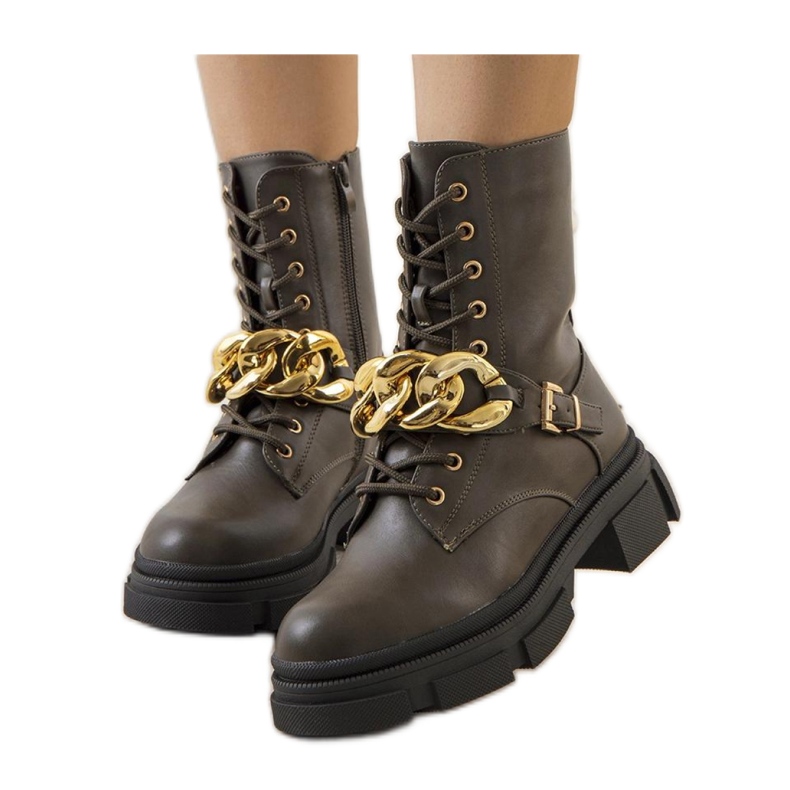 Chaussures de randonnée vertes avec chaîne