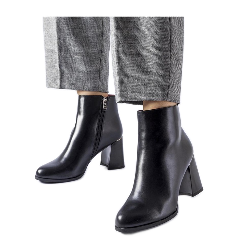 Bottines isolées noires à talon décoratif le noir