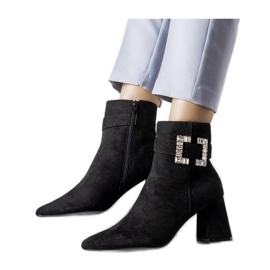 Bottes noires sur un poteau avec des zircons