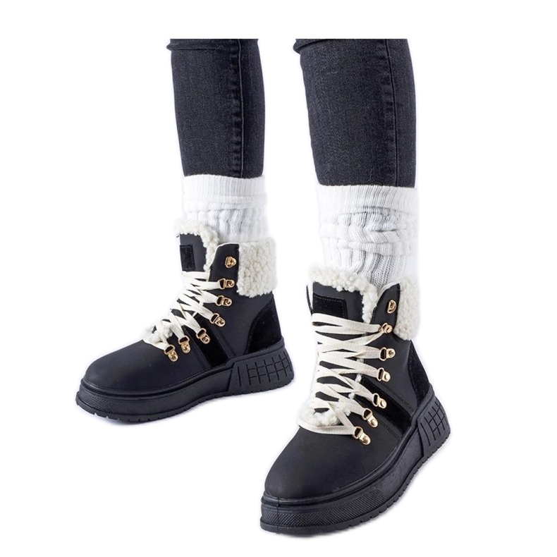 Des travailleurs noirs sur une plateforme massive le noir