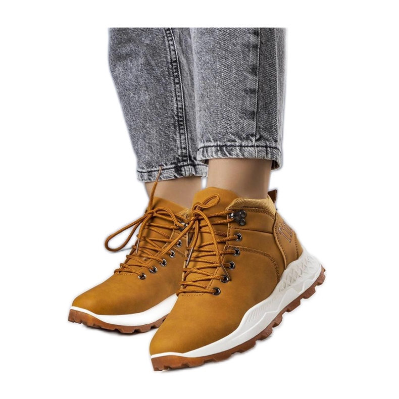 Chaussures de randonnée isolées marron pour femme brun