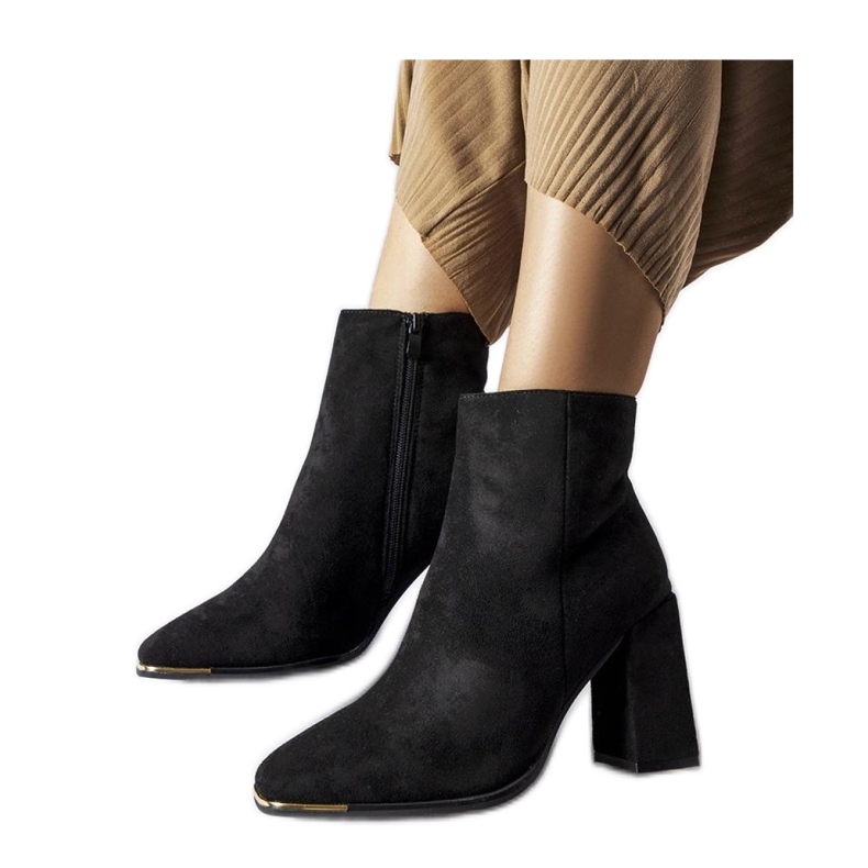 Bottines en daim noir sur le montant le noir