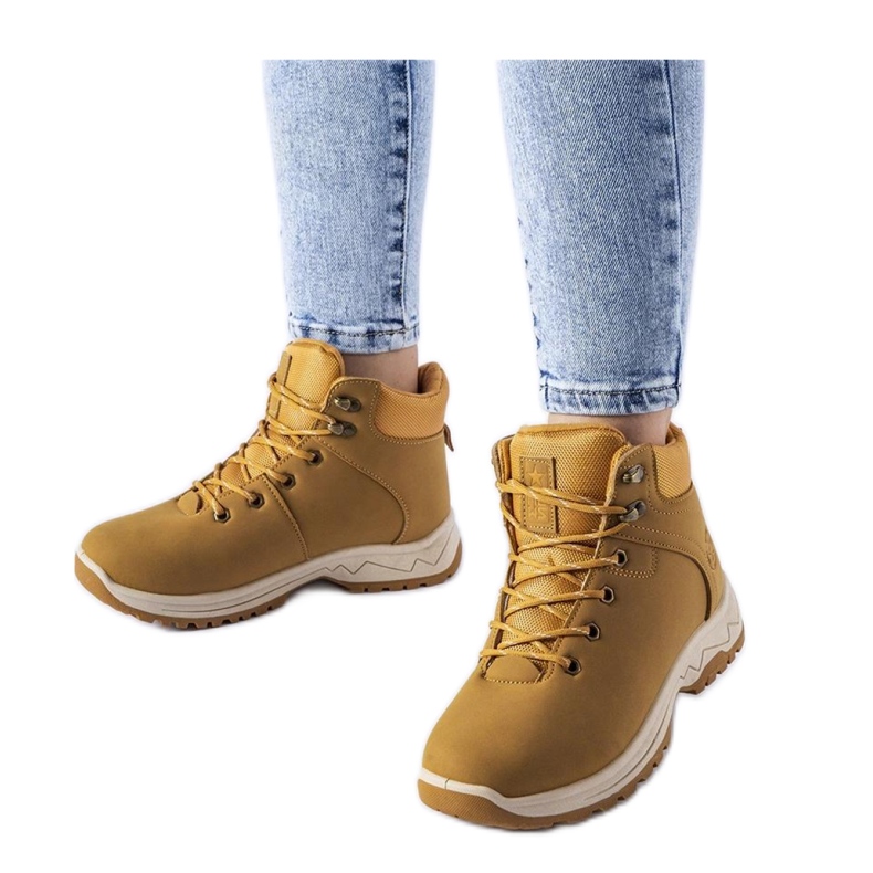 News Bottes isolées caramel brun News Bottes isolées caramel brun