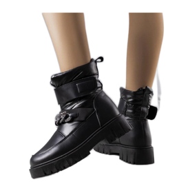 Bottes de neige noires avec une chaîne