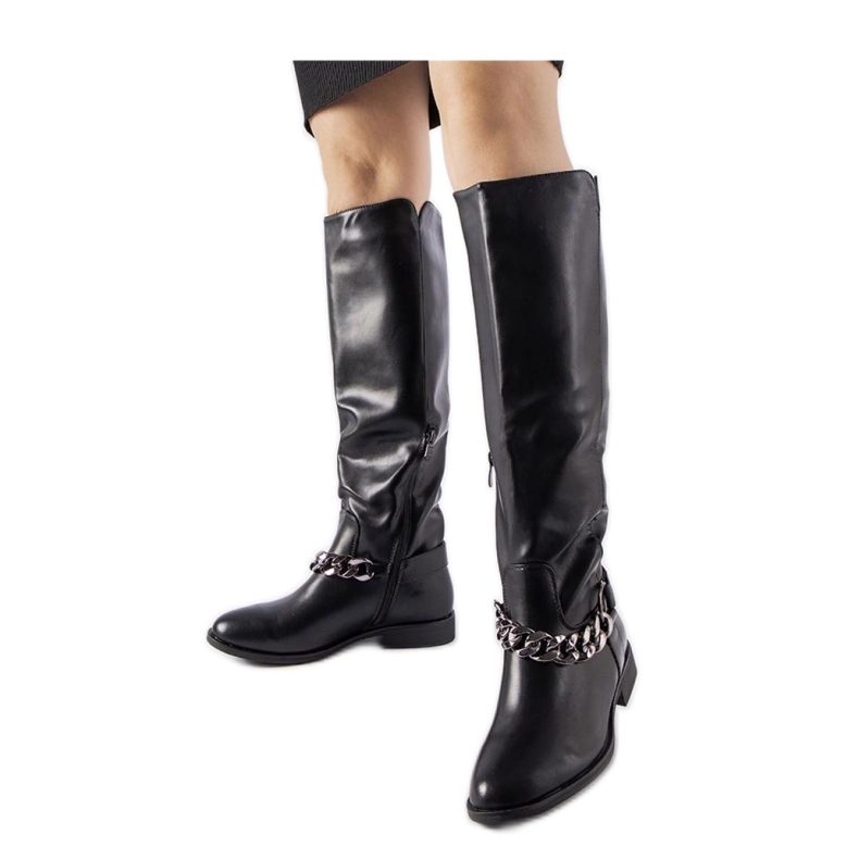 Bottes isolées noires avec chaîne le noir