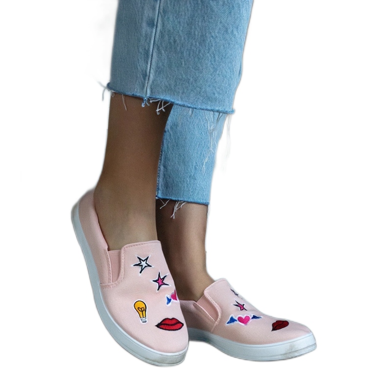 Baskets en tissu rose avec patchs