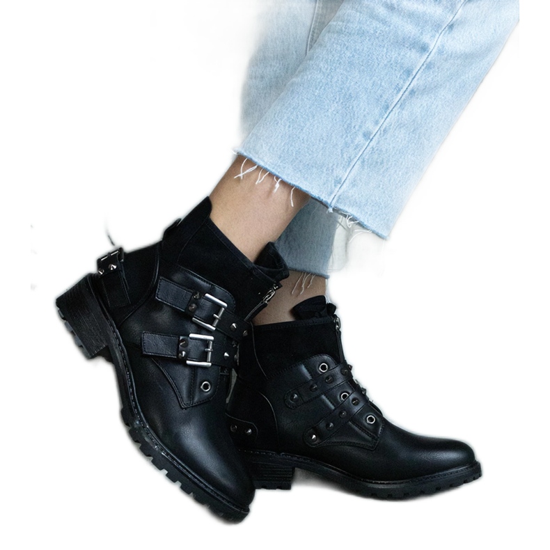 Bottines noires ornées de clous à talon plat le noir