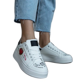 Baskets blanches ornées d'un patch et d'inscriptions sur la plateforme