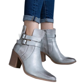 Bottines à talons argentées ornées d'une découpe