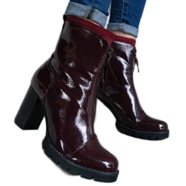 Bottines vernis bordeaux ornées d'un fermoir rouge Bottines vernis bordeaux ornées d'un fermoir rouge