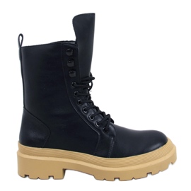 Des bottes noires se sont lacé sur le protecteur le noir Des bottes noires se sont lacé sur le protecteur le noir