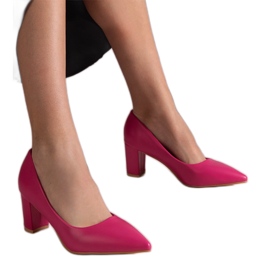 Escarpins roses sur le pilier