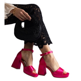 Sandales des femmes en satin rose avec un talon massif