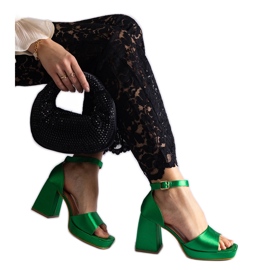 Sandales en satin vert à talons massifs
