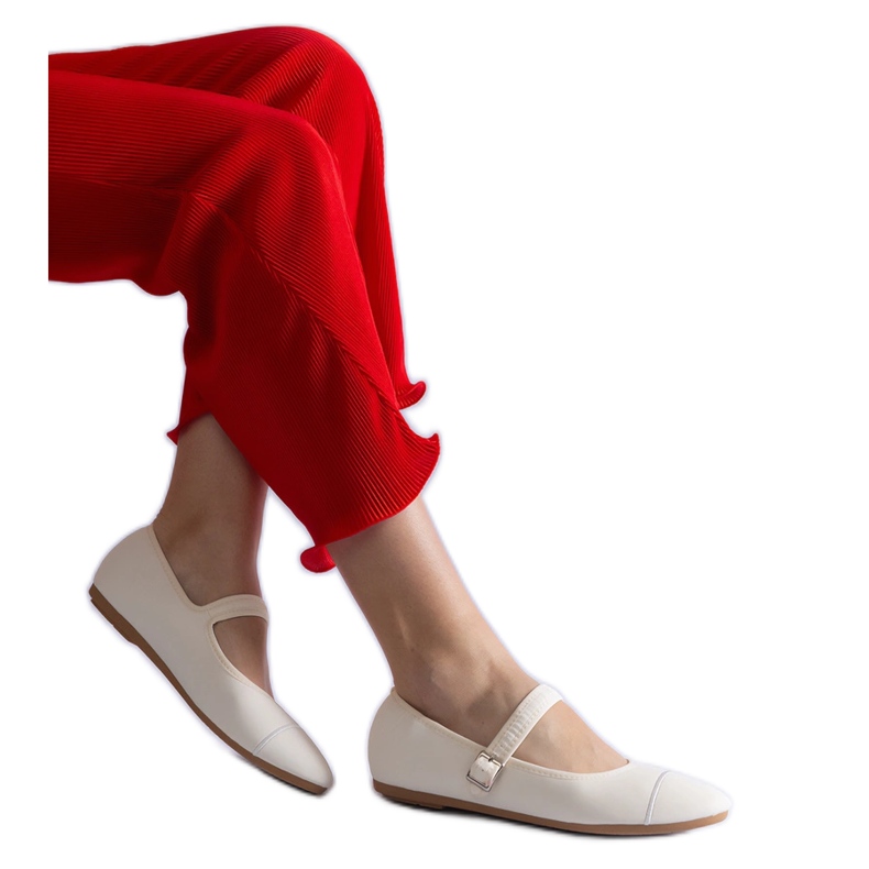 Ballerines blanches finition mate, fermées par une boucle