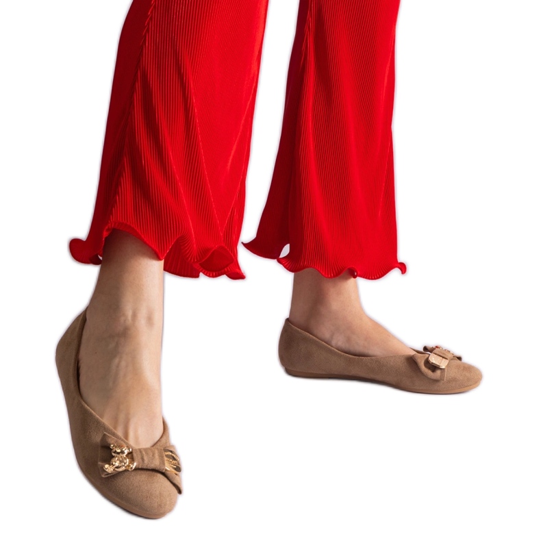 Ballerines beiges ornées d'un nœud et d'une broche