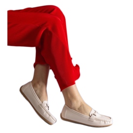 Boucages en cuir Eco Beige avec un ornement Boucages en cuir Eco Beige avec un ornement