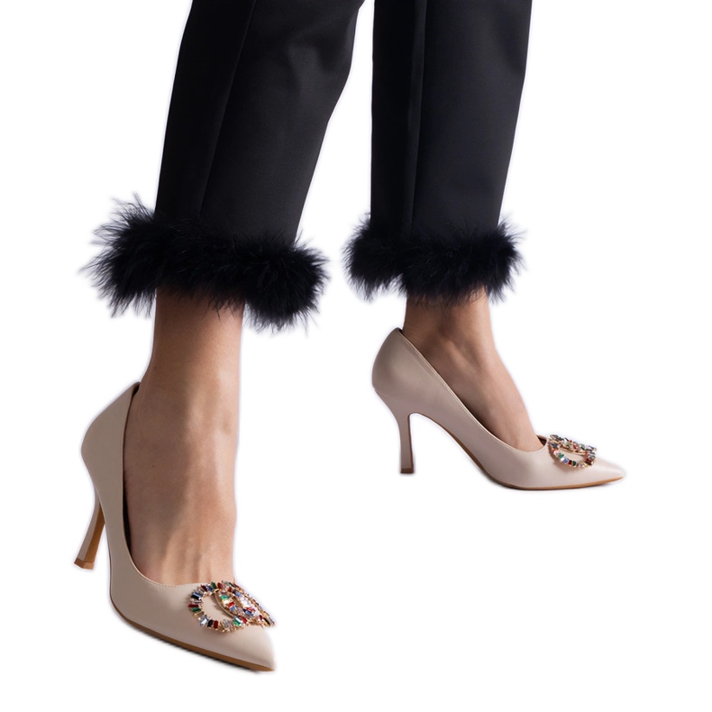 Talons hauts beiges ornés de zircons colorés