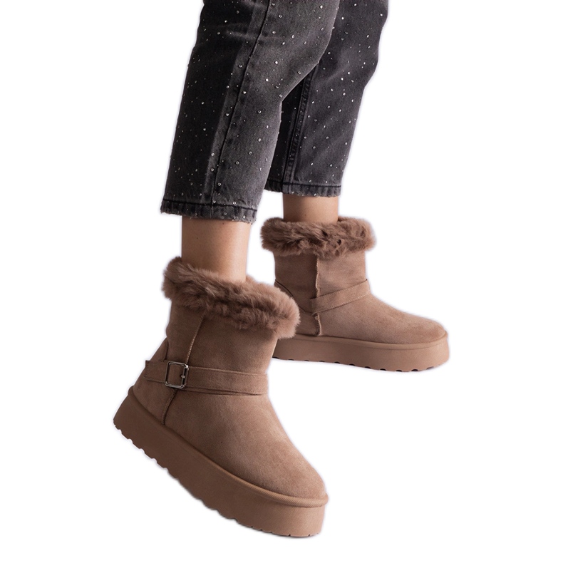 Bottes de neige isolées marron décorées de fourrure brun