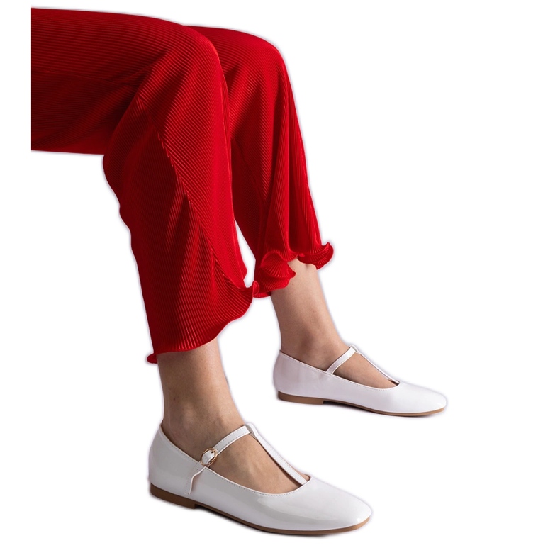 Ballerines vernies blanches avec ceinture