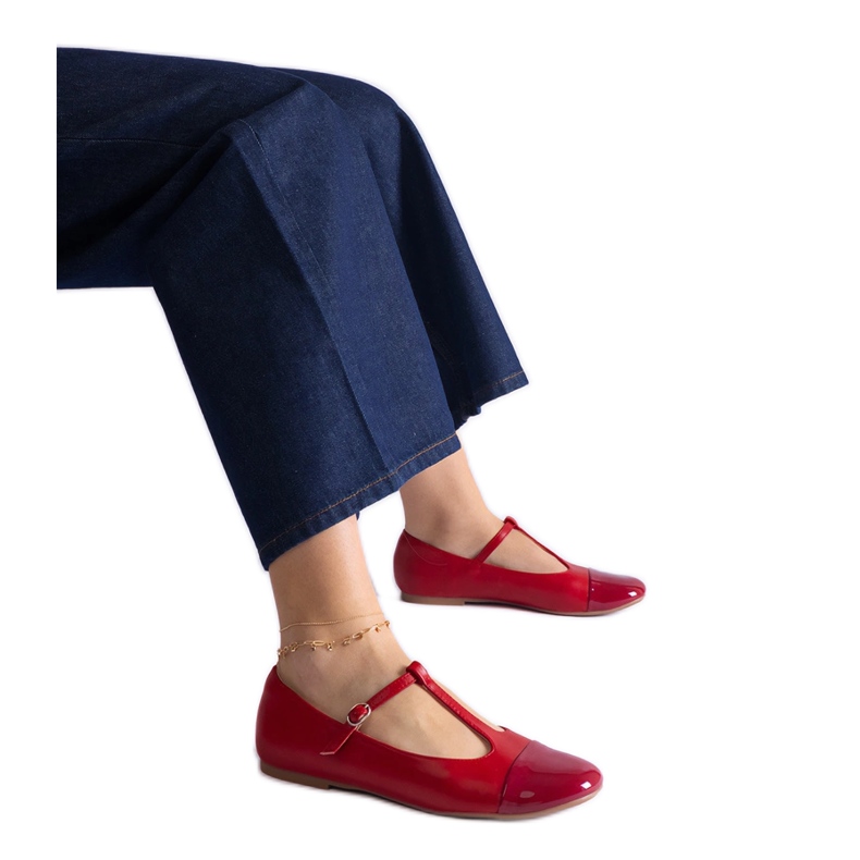 Ballerines rouges à bout verni et fermées par une boucle