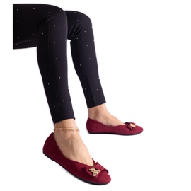 Ballerines bordeaux ornées d'un nœud et d'une broche rouge Ballerines bordeaux ornées d'un nœud et d'une broche rouge