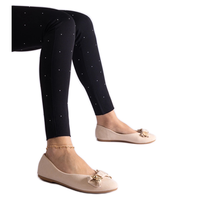 Ballerines beiges ornées d'un nœud et d'une broche