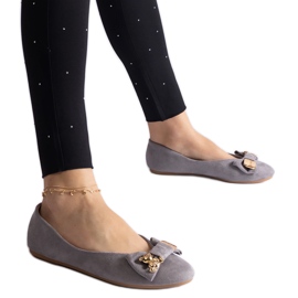 Ballerines grises ornées d'un nœud et d'une broche